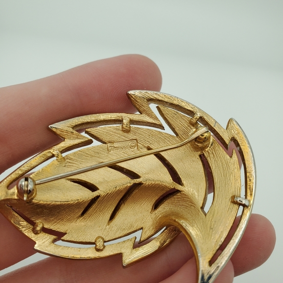 Vintage Trifari leaf pin - Picture 4 of 5